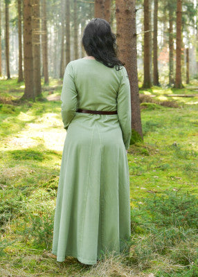Vue arrière de la robe Tyra verte en coton avec coupe ample et godets pour reconstitution historique, GN et LARP