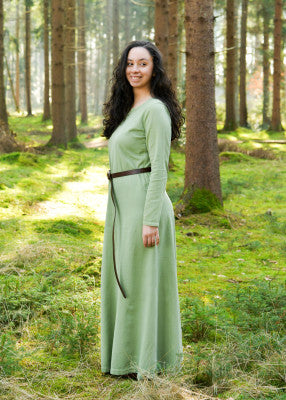 Vue de profil de la robe Tyra verte en coton, montrant le tombé fluide et la coupe ample