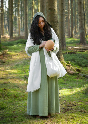 Robe Tyra verte portée avec cape claire et capuche, pour reconstitution historique, GN et LARP