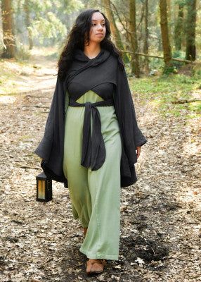 Robe Tyra verte portée avec cape noire et lanterne, pour reconstitution historique, GN et LARP