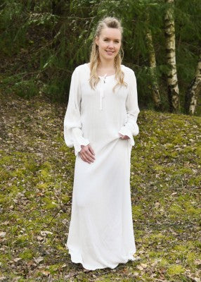 Sous-robe légère blanche longue, à coupe ample et tissu fluide, portée en extérieur pour reconstitution, GN ou LARP