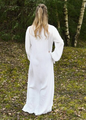 Vue de dos de la sous-robe légère blanche, longue et fluide, avec coupe ample pour reconstitution, GN ou LARP