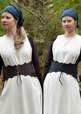 Serre-taille lacé en cuir brun et noir porté sur robe médiévale, pour reconstitution, GN ou LARP