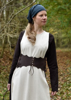Serre-taille lacé en cuir brun porté de face sur robe médiévale, pour reconstitution ou GN