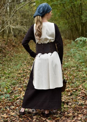 Vue de dos du serre-taille lacé en cuir brun, avec laçage arrière sur robe médiévale