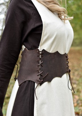 Détail du laçage latéral du serre-taille en cuir brun, porté sur robe médiévale