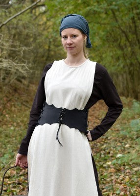Serre-taille lacé en cuir noir porté de face sur robe médiévale, pour reconstitution ou GN