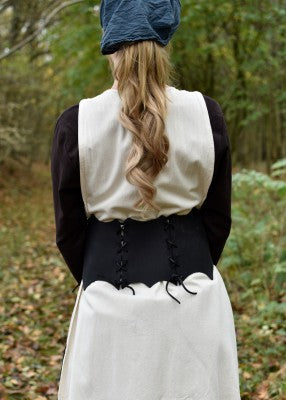Vue de dos du serre-taille lacé en cuir noir, avec laçage arrière sur robe médiévale
