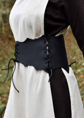 Détail du laçage latéral du serre-taille en cuir noir, porté sur robe médiévale