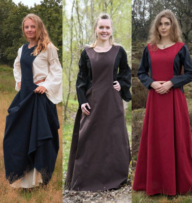 Surcot Andra sans manches présenté en trois coloris bleu nuit, brun et rouge pour reconstitution historique, GN et LARP