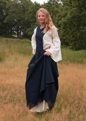 Surcot Andra sans manches bleu nuit, porté sur robe claire avec panier pour reconstitution historique, GN et LARP