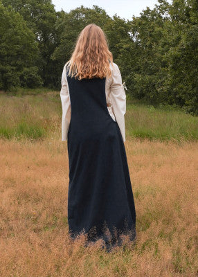 Surcot Andra sans manches bleu nuit, porté sur robe claire en extérieur pour reconstitution historique, GN et LARP