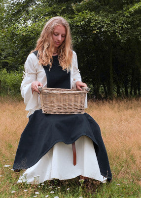 Vue arrière du surcot Andra bleu nuit sans manches, porté sur robe claire pour reconstitution historique, GN et LARP
