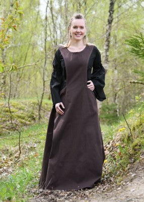 Surcot Andra sans manches brun, porté sur robe noire en extérieur pour reconstitution historique, GN et LARP