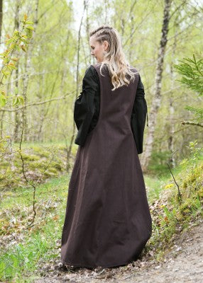 Vue arrière du surcot Andra brun sans manches, porté sur robe noire pour reconstitution historique, GN et LARP
