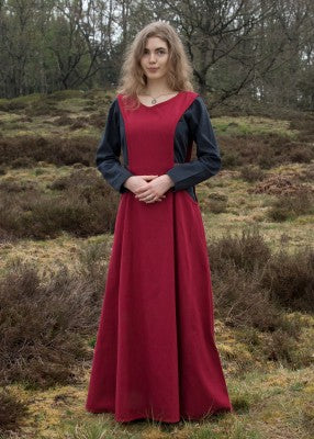 Surcot Andra sans manches rouge, porté sur robe sombre en extérieur pour reconstitution historique, GN et LARP