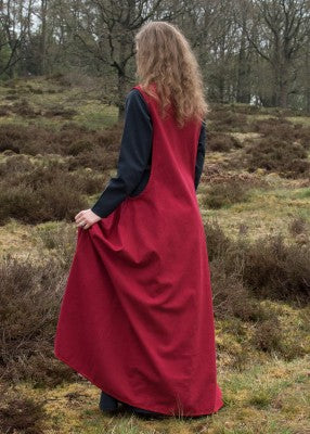 Vue arrière du surcot Andra rouge sans manches, porté sur robe sombre pour reconstitution historique, GN et LARP