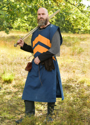 Tabard bleu à bande jaune contrastée porté avec cotte de mailles pour reconstitution, GN et LARP