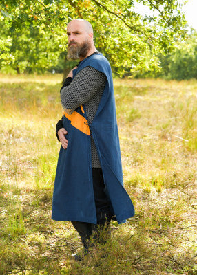 Vue de côté du tabard bleu à bande jaune avec ouverture latérale pour reconstitution, GN et LARP