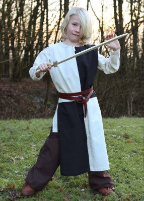 Tabard bicolore pour enfant en coton blanc-noir, porté de face avec épée en extérieur pour reconstitution, GN ou LARP enfant