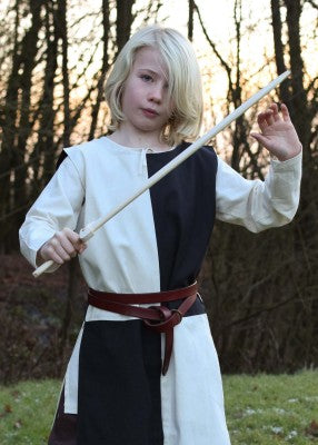 Tabard bicolore pour enfant en coton blanc-noir, portrait avec épée et ceinture pour reconstitution, GN ou LARP enfant