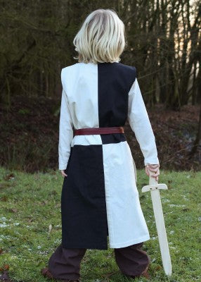 Tabard bicolore pour enfant en coton blanc-noir, porté de dos avec épée et fente arrière pour reconstitution, GN ou LARP