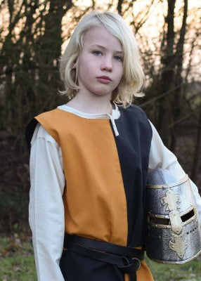 Tabard bicolore pour enfant en coton orange-noir, portrait avec casque et ceinture noire pour reconstitution, GN ou LARP enfant