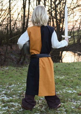 Tabard bicolore pour enfant en coton orange-noir, porté de dos avec casque et épée pour reconstitution, GN ou LARP enfant