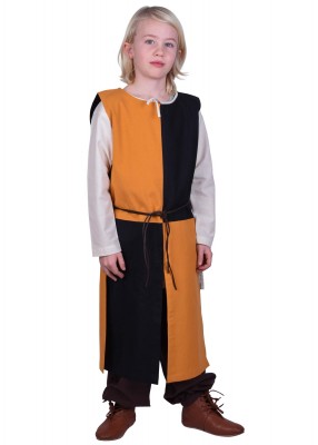 Tabard bicolore pour enfant en coton orange-noir, présenté de face sur fond clair avec ceinture pour reconstitution, GN ou LARP