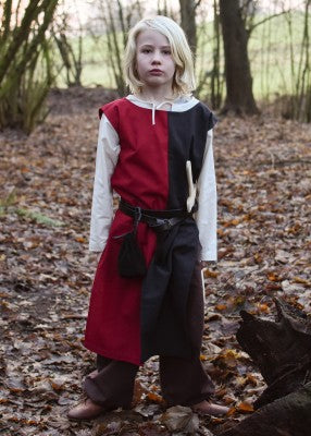 Tabard bicolore pour enfant en coton rouge-noir, porté de face en extérieur avec ceinture pour reconstitution, GN ou LARP enfant
