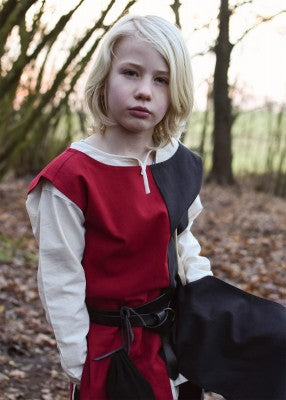 Tabard bicolore pour enfant en coton rouge-noir, portrait en extérieur avec ceinture noire pour reconstitution, GN ou LARP enfant