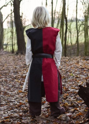 Tabard bicolore pour enfant en coton rouge-noir, porté de dos avec fente arrière et ceinture pour reconstitution, GN ou LARP