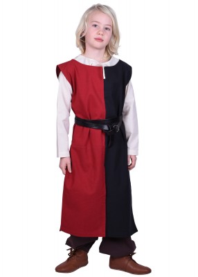 Tabard bicolore pour enfant en coton rouge-noir, présenté de face sur fond clair avec ceinture pour reconstitution, GN ou LARP