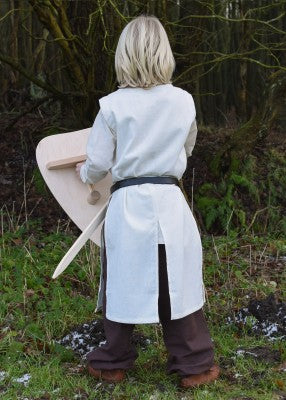 Tabard templier Alexander pour enfant en coton naturel, porté de dos avec bouclier pour reconstitution, GN ou LARP enfant