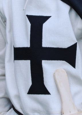 Tabard de l’Ordre teutonique pour enfant en coton blanc et noir, détail de la croix noire appliquée pour reconstitution, GN ou LARP