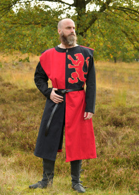 Tabard adulte rouge et noir avec lion appliqué, porté avec ceinture et bottes pour tenue de reconstitution, GN et LARP
