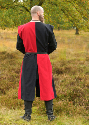 Vue arrière du tabard adulte rouge et noir avec fente centrale et coupe longue évasée pour reconstitution, GN et LARP