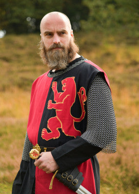 Détail du lion rouge appliqué sur tabard bicolore rouge et noir, porté avec cotte de mailles pour reconstitution, GN et LARP