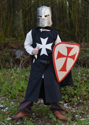 Tabard de l’Ordre de Saint-Jean pour enfant en coton noir et naturel, porté avec casque et bouclier pour reconstitution, GN ou LARP