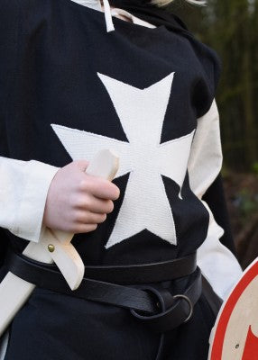 Tabard de l’Ordre de Saint-Jean pour enfant en coton noir et naturel, détail de la croix claire appliquée pour reconstitution, GN ou LARP
