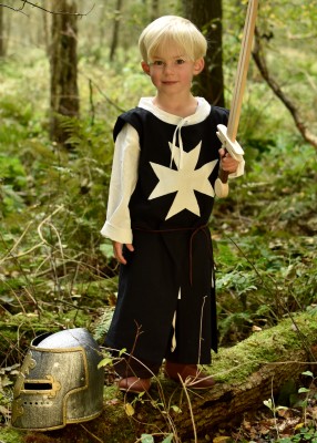 Tabard de l’Ordre de Saint-Jean pour enfant en coton noir et naturel, porté de face avec épée pour reconstitution, GN ou LARP enfant