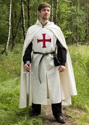 Tabard templier en coton naturel et rouge, porté de face avec cape en extérieur pour reconstitution historique, GN ou LARP