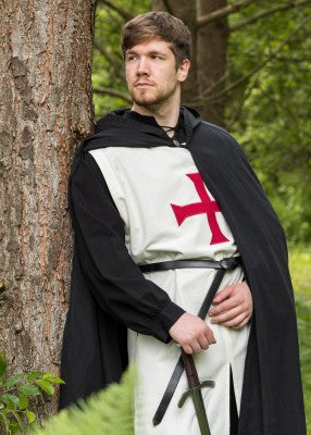 Tabard templier en coton naturel et rouge, portrait de face avec cape noire pour reconstitution historique, GN ou LARP
