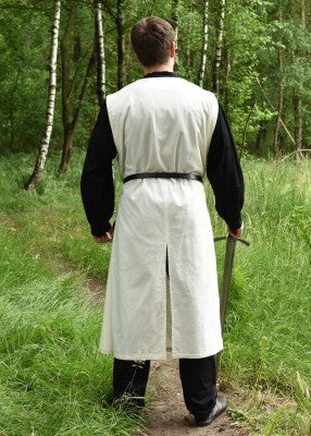 Tabard templier en coton naturel et rouge, porté de dos en extérieur avec fente arrière pour reconstitution historique, GN ou LARP