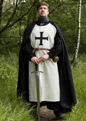 Tabard de l’Ordre teutonique blanc avec croix noire porté en forêt pour reconstitution, GN et LARP