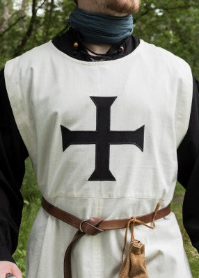 Détail de la croix noire sur tabard blanc de l’Ordre teutonique pour reconstitution, GN et LARP
