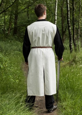 Vue arrière du tabard blanc de l’Ordre teutonique avec fentes pour reconstitution, GN et LARP