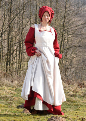 Tablier Ruth médiéval - coloris naturel, coton naturel, vue de face en extérieur, porté en mouvement, reconstitution GN LARP