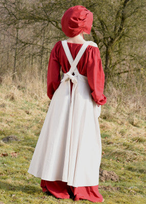 Tablier Ruth médiéval - coloris naturel, coton naturel, vue de dos dehors, bretelles croisées et nœud, reconstitution GN LARP