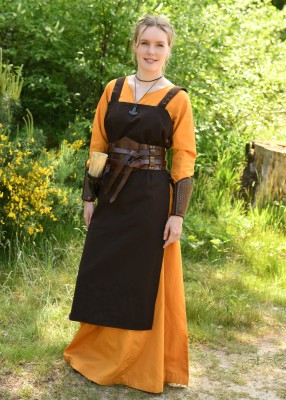 Tablier viking Tinna brun porté sur une robe ocre, avec coupe ouverte et laçage latéral pour reconstitution, GN ou LARP